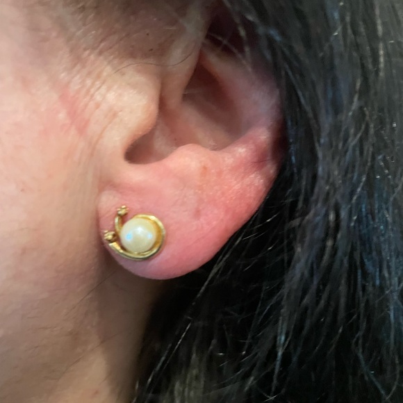 14K Yellow Gold Vintage Pearl & Diamonds Post Earrings with a swirl design - Picture 8 of 8